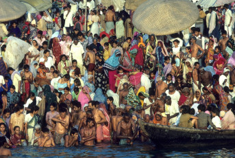 Bañistas en el Ganges en los ghats para el festival, también conocido como Benarés Benarés - Imagen de Steve estvanik