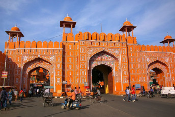 Gente caminando cerca de la Puerta Ajmeri en Jaipur, India. Hay siete puertas dentro de las murallas de la ciudad vieja de Jaipur - Imagen de Don Mammoser