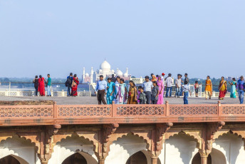 Gente local visitando el Fuerte Rojo en Agra, India. Al fondo disfrutan de la vista del mediodía del Taj Mahal - Imagen de Jorg Hackemann