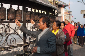 Visitante en el templo de Swayambhunath bordeando la Estupa (en forma de cúpula), Nepal - Imagen de Mohd Choukr Jahar
