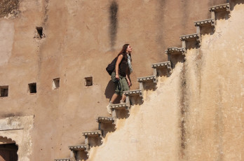 Un turista escalones ascendentes en el enorme Palacio Bundi en Rajasthan. El palacio es famoso por sus gloriosos murales de turquesa y oro © Don Mammoser