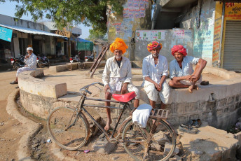 Tres hombres con coloridos turbantes pasan el tiempo en un pueblo cerca de Bundi © Christophe Cappelli