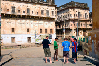 Turistas alemanes interactuando con los lugareños en las calles de Mandawa en Rajasthan © Globetrotter Museum