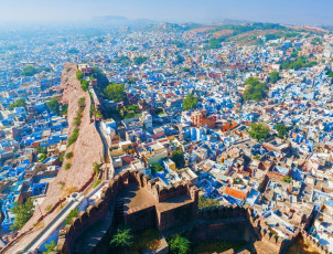 Espectacular vista panorámica de Jodhpur. También es conocida como la Ciudad Azul debido a las numerosas viviendas pintadas de azul. Esta imagen fue tomada desde el Fuerte Mehrangarh situado en la cima de una colina con vistas a la ciudad © photoff