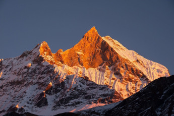 Machapuchare al atardecer, Annapurna Himal, Nepal - Imagen de Yongyut Kumsri