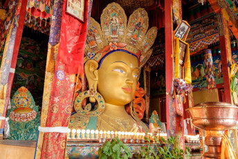 Una majestuosa estatua dorada del Buda Maitreya situada en el monasterio de Thiksey, en Leh-Ladakh. Es un monasterio budista tibetano con una activa comunidad de monjes, India © Designbydx