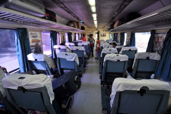 Vista interior del tren más rápido y lujoso de la India, el Shatabdi Express, en su trayecto de Amritsar a Nueva Delhi © JanS
