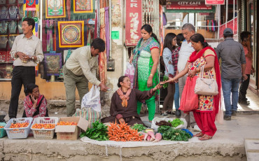 Dos mujeres locales venden frutas y verduras en las calles de un congestionado mercado de Leh Ladakh (India) © Nuk2013