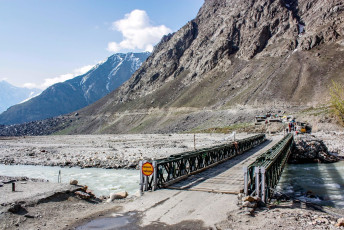 Fantástica escena de un puente metálico en la conocida "autopista turística Leh-Manali" entre Manali y Leh, que une el valle de Manali con Ladakh, India © RPVP
