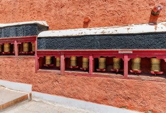 Hileras de ruedas de oración fijadas en los muros del monasterio de Thiksey Gompa, en Leh Ladakh (India) © Vadim Petrakov