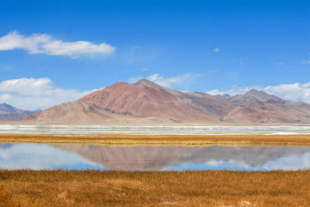 La serena belleza del lago Tso Kar, en el valle de Rupsa. Este lago de agua salada de 28 km de largo se encuentra a 4.500 m sobre el nivel del mar en Leh Ladakh (India) © Lamhub