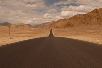Un largo tramo de la autopista Leh-Manali a lo largo de los paisajes del Himalaya, Leh Ladakh, India © Tracing Tea