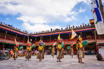 Monjes con expresivas y coloridas máscaras interpretan danzas Cham, o danzas de máscaras, durante la ceremonia budista tántrica del monasterio de Hemis. La escuela Kagya es una de las principales sectas del budismo tibetano en Leh Ladakh, India © Mai Tram