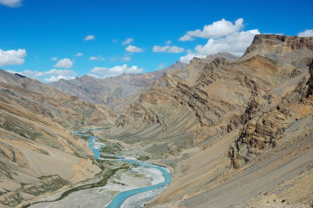Un estrecho riachuelo azul claro a lo largo del estrecho de Leh Manali, atravesando los paisajes del Himalaya, Leh Ladakh, India © Roberto Caucino