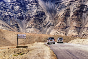 Una alucinante colina antigravitatoria, donde los vehículos aparcados cerca de esta colina están dispuestos a rodar hacia arriba si no se aplican los frenos de mano, también conocida como colina magnética, Leh, India © Rudra Narayan Pratap