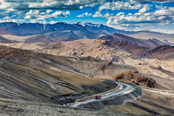 Vista panorámica de la autopista Leh-Manali donde un camión indio circula por la carretera en el Himalaya, cerca del paso de Tanglang La en Ladakh, India © f9photos