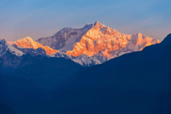 Kangchenjunga vista de cerca de Pelling en Sikkim, India - Imagen de saiko3p