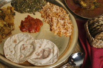Curry mutto, verduras de temporada, Phapar ko Roti - una comida típica de Sikkim - Imagen de Manu Bahuguna