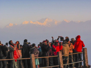 Turistas en pasarela en Darjeeling mirando a la cordillera del Himalaya al amanecer - Imagen de amlanmathur