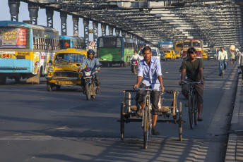 Tráfico en el famoso puente de Howrah en Calcuta - Imagen de Lukasz-Nowak1