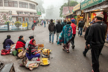 Mujeres vendiendo sus callos a la plancha en el mercado principal de Darjeeling - Imagen de Sihasakprachum