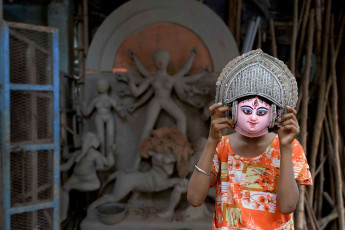Chica local con mascarilla de Maa Durga Kolkata