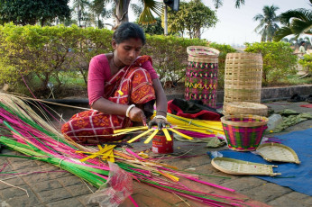 Mujer haciendo cestas de mimbre, artesanía en exhibición en la Feria de Artesanía en Calcuta - la mayor feria artesanal en Asia - Imagen de Rudra Narayan Mitra