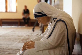 Estatua de la Madre Teresa en la capilla de la Casa Madre, Calcuta. La estatua fue hecha en la postura en la que la madre oró - Foto por zatletic