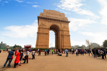 Visitantes y lugareños se reúnen en torno a la puerta de la India, en la calle Rajpath, un monumento de guerra para conmemorar a los miles de soldados que perecieron con el ejército británico de la India durante la Segunda Guerra Mundial.
