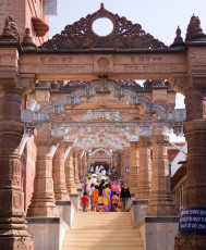 Entrada al templo hindú de Sachiya Mata, en Osian, cerca de Jodhpur. El templo original data del siglo VIII y está dedicado a la diosa madre que da nombre al templo.