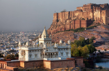 El mausoleo de Jaswant Thada fue construido para el maharajá Jaswant Singh ll por su hijo y sirvió de lugar de enterramiento para la realeza rajput de Marwar. Al fondo, el fuerte Mehrangarh domina el paisaje.