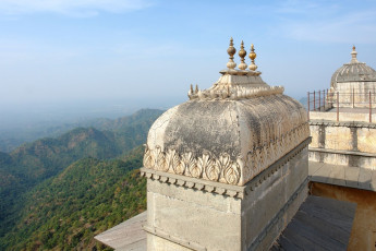 Vista panorámica desde lo alto de la fortaleza Mewar de Kumbhalgarh, en el lado occidental de la cordillera Aravalli, en Rajastán. La fortaleza es uno de los mayores complejos de fortalezas del mundo y a menudo se la conoce como la "Gran muralla de la India".