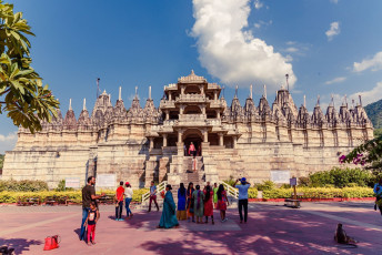 Devotos y turistas en la entrada principal del templo hindú de Ranakpur, en Rajastán. La construcción del templo comenzó en el siglo XV después de que un empresario jainista tuviera una visión divina.