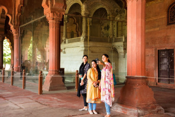 Turistas locales se hacen un selfie delante del Trono del pavo real en el histórico fuerte Rojo de Delhi. El emperador Shah Jahan, que gobernó durante la época dorada de la dinastía mogol, encargó este trono para su sala de audiencias privada. El fuerte es Patrimonio de la Humanidad.