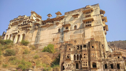 El fuerte de Taragarh, del siglo XIV, era conocido por su importancia estratégica, su fortaleza y su intrincada arquitectura. Se asienta en lo alto con espectaculares túneles que se entrecruzan por la escarpada ladera