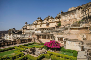 El fabuloso palacio de Bundi, en Rajastán, alberga hoy la famosa Escuela de Arte de Bundi. Aunque menos conocido, es uno de los palacios más grandes de la India.