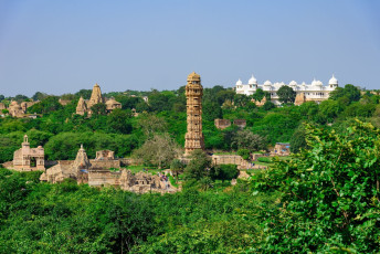 El fuerte de Chittorgarh fue capital de Mewar y es uno de los mayores de la India. El fuerte alberga 65 estructuras históricas, incluidos cuatro palacios y algunas torres de la victoria, y en su día contó con 84 depósitos de agua, de los que quedan 22.