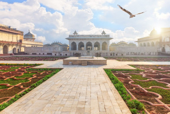 Anguri Bagh, en el fuerte de Agra, era el jardín privado de descanso de las damas de la casa real. Este jardín solía estar plantado con vides y flores de colores.