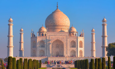 El maravilloso y mundialmente famoso Taj Mahal al amanecer. Este mausoleo de mármol blanco se alza en la orilla derecha del río Yamuna, en Agra (Uttar Pradesh).