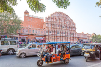 El Hawa Mahal de Jaipur fue construido en arenisca roja y rosa con una única fachada decorada con una malla de pequeñas ventanas a través de las cuales las damas reales podían observar la vida en la calle bajo sus pies sin ser vistas. Se trata del edificio más alto del mundo construido sin cimientos.