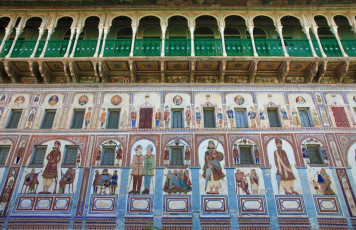 Podar Haveli, en Nawalgarh, en la región de Shekhawati, es uno de los ejemplos más destacados y bien conservado de las antiguas mansiones de mercaderes. En la actualidad, es un museo.