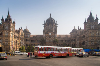 Chhatrapati Shivaji Terminus es un Sitio de Patrimonio de la humanidad de la UNESCO y estación de tren histórica. Sirve como Sede de los Ferrocarriles Centrales - Imagen de Paul Prescott