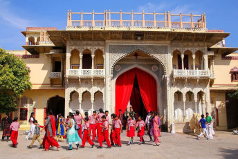 Escolares durante su gira cultural en el complejo del Palacio de la Ciudad en Jaipur - Imagen de Don Mammoser