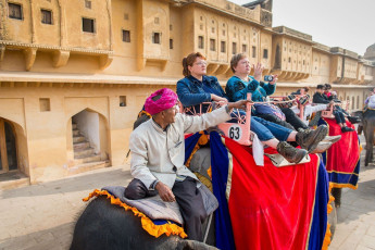 Turistas disfrutando del paseo en elefante en el Fuerte Amer en Jaipur - Imagen de Anton_Ivanov