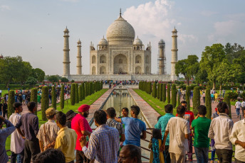 Visitantes en el complejo del Taj Mahal, Agra - Imagen de Dmitry Strizhakov