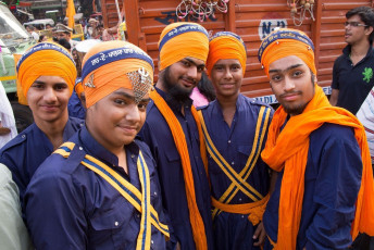 Jóvenes sijs participan de la celebración de Guru Nanak Gurpurab en Amritsar. Este festival celebra el nacimiento del primer gurú sij - Imagen de Don Mammoser