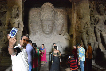Turistas en las cuevas antiguas de Elefanta, isla de Elefanta, Bombay