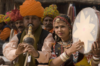 Grupo popular indio tocando instrumentos musicales en Dilli Haat, mercado semanal en Delhi - Imagen de JeremyRichards