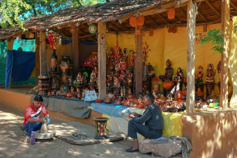 Indios locales hacen y venden recuerdos de cerámica en el típico mercado asiático local de la calle de recuerdos, Udaipur - Imagen de Moroz Nataliya