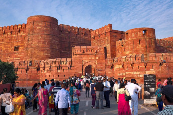 Entrada principal al Fuerte Rojo, Agra. El Fuerte Rojo es una de las mayores atracciones turísticas en Agra - Imagen de lebelmont